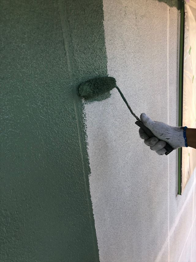 外壁の中塗り塗装です