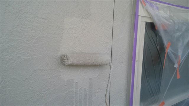 外壁の中塗り塗装です