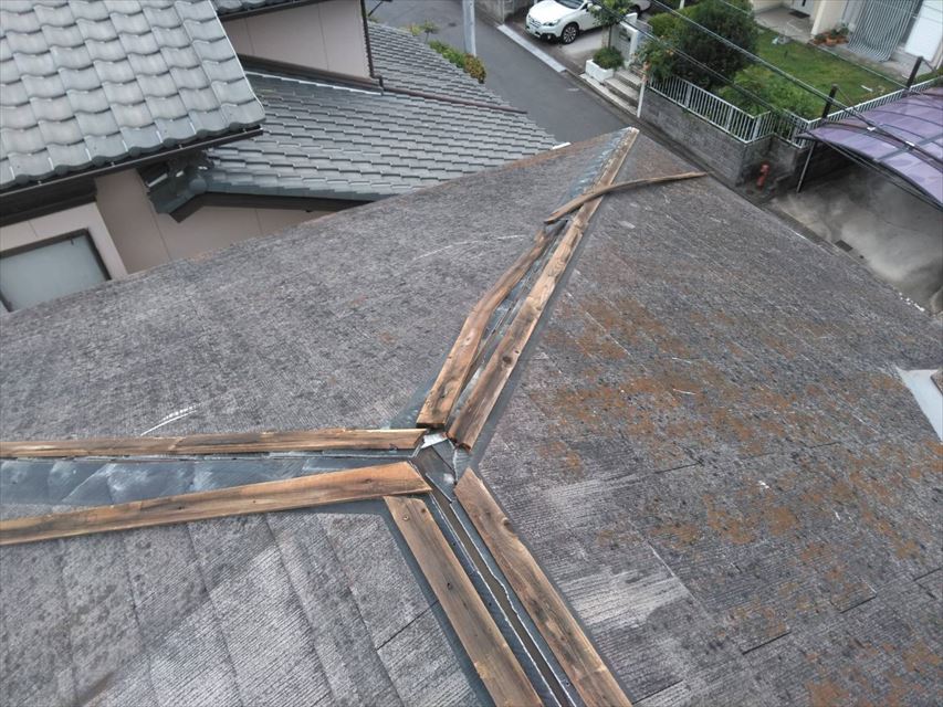 スレート屋根の棟、破損