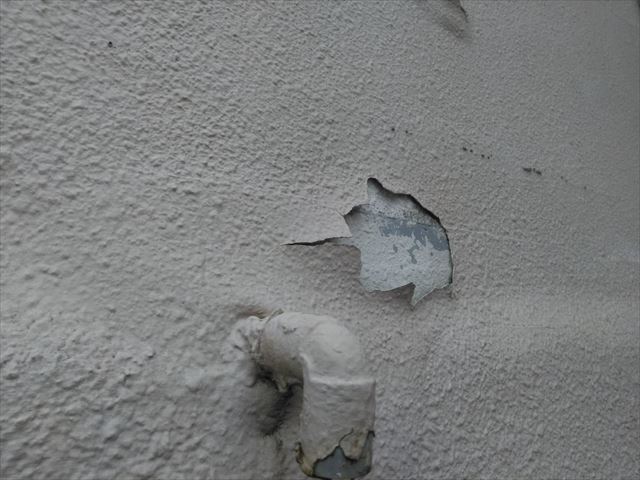 ブロック塀の塗膜の剥がれ