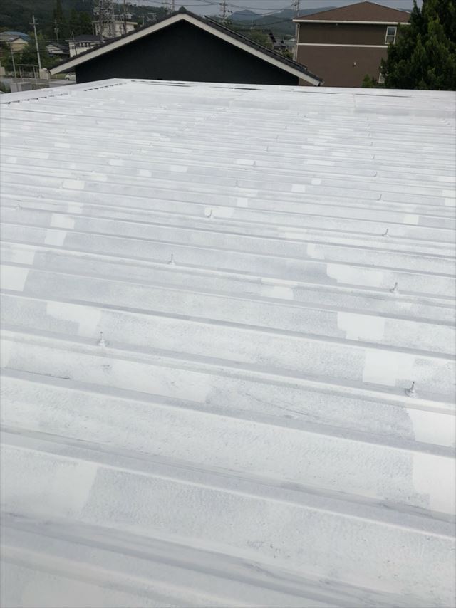 瀬戸市水北町で、折板屋根の下塗り１回目・２回目塗装、完了です。