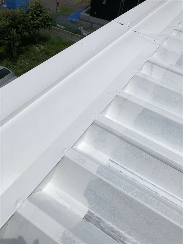 折半屋根の下塗り２回目塗装
