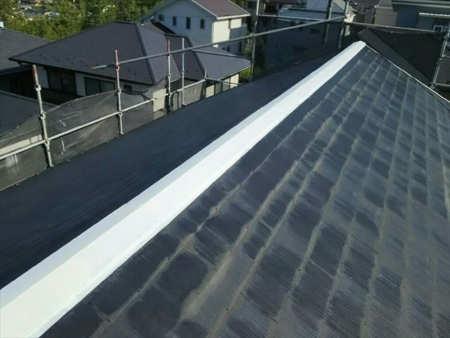 屋根の棟板金下塗り完了