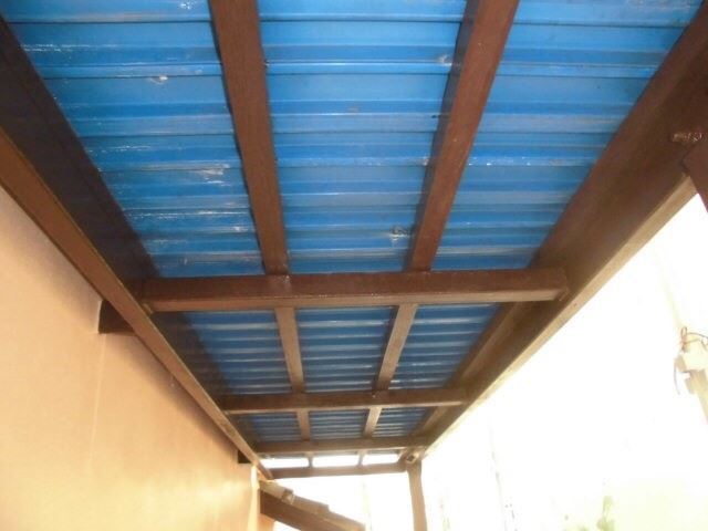 テラス屋根の垂木塗装です