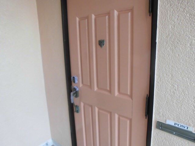 玄関ドアの塗装です