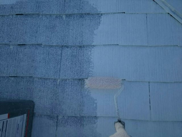 屋根の下塗り１回目です