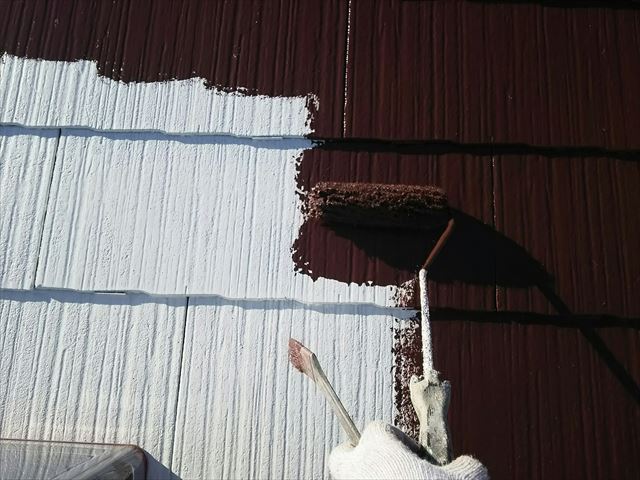 屋根の中塗り塗装です