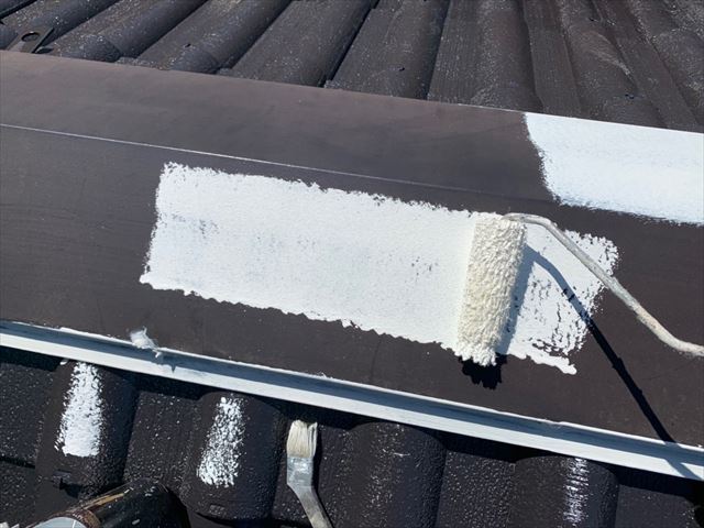 屋根の棟板金の下塗り塗装