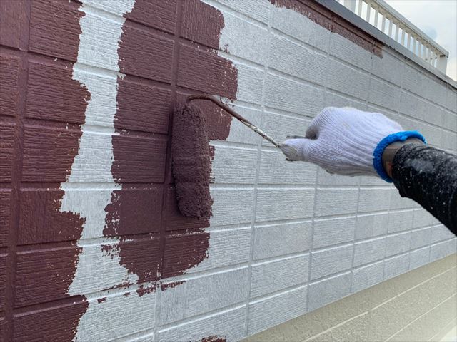 陸屋根外壁の中塗り塗装です