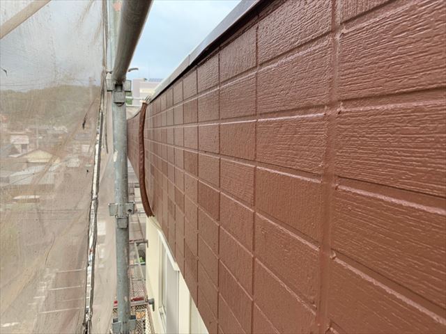 陸屋根の外壁の上塗り塗装です