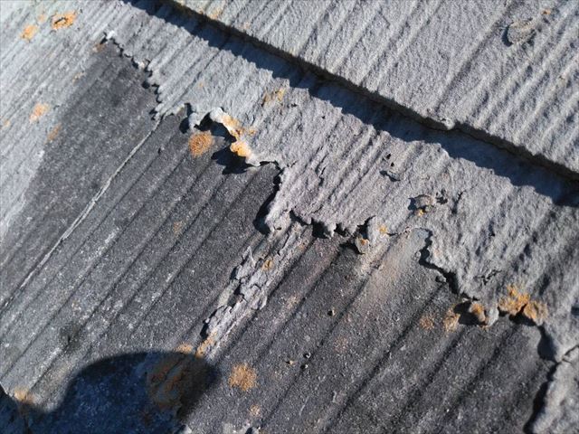 屋根の塗膜の剥がれです