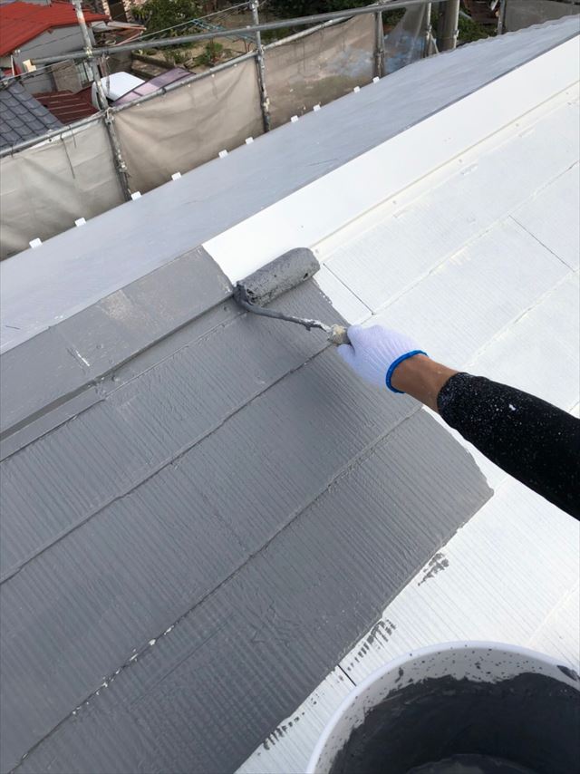 スレート屋根、中塗り塗装