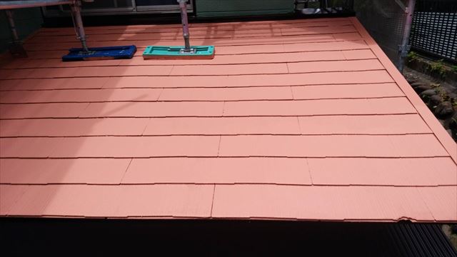 屋根の中塗り塗装、完了です