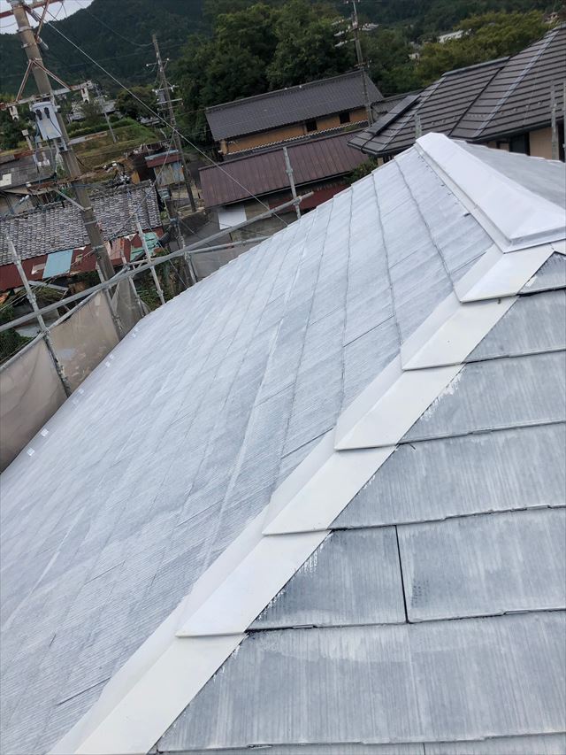 屋根の下塗り１回目塗装、完了