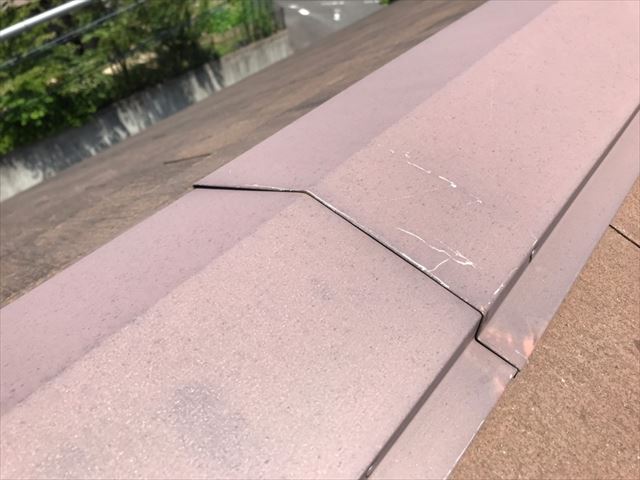 屋根の棟板金継ぎ目の隙間
