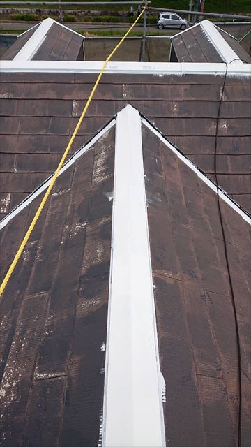 屋根の棟板金の下塗りです