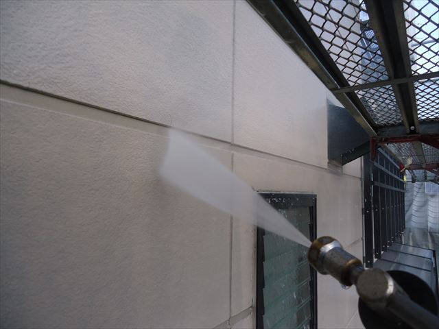 外壁の高圧水洗浄です