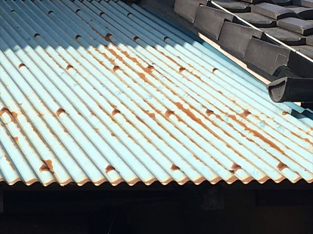 トタン屋根の塗膜の剥がれ