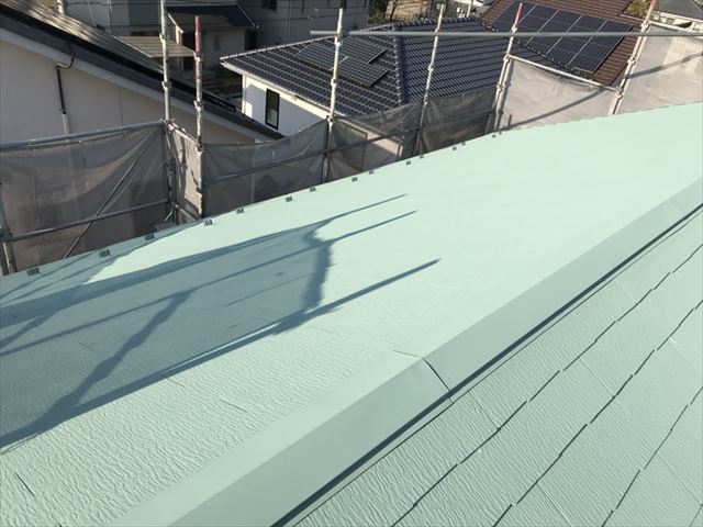 屋根の中塗り塗装です