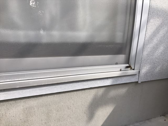 窓まわりのコーキング補修