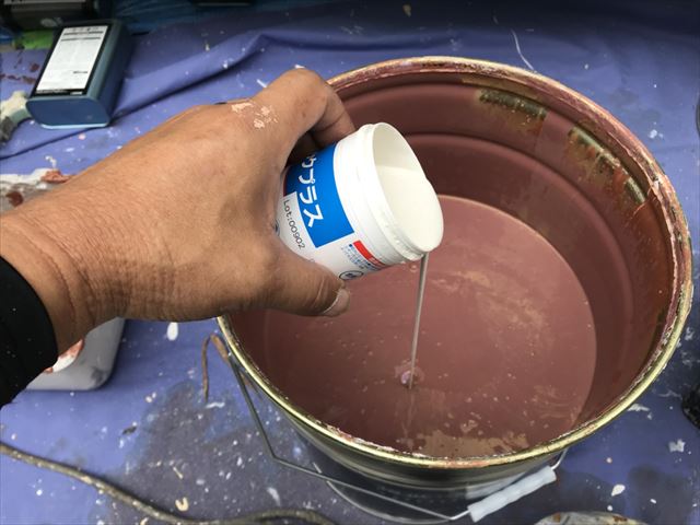 上塗り缶に防カビ剤投入します