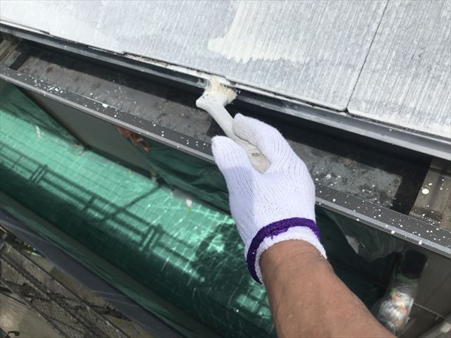 屋根の先端を刷毛で塗装します