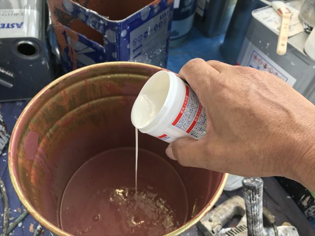 上塗り塗料缶に防カビ剤投入