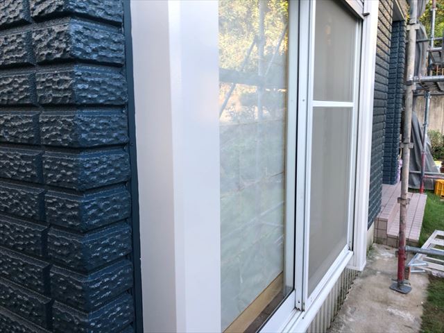 窓枠の塗装です